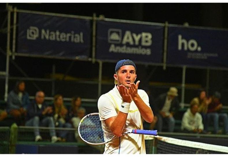 DEDICATORIA. Santiago Rodríguez Taverna celebra su triunfo en Punta del Este.
