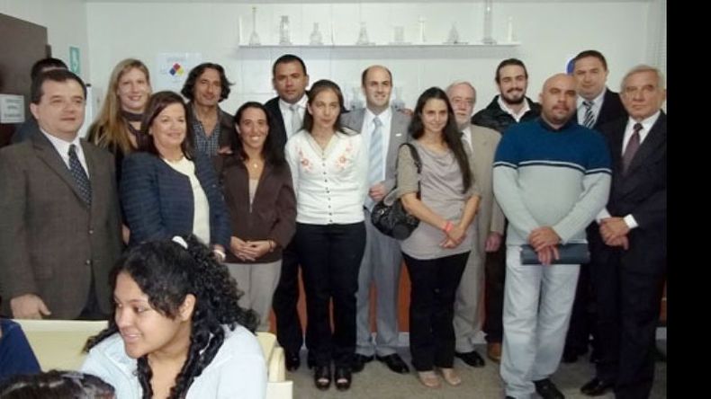 Bedson amplió su gestión en RSE y donó un laboratorio a la ESB 12 de La Lonja. “Hemos donado una herramienta para que los chicos no sólo puedan estudiar, sino también que sea el puntapié inicial de una futura profesión”, señaló Alicia Romero de Colusi, vicepresidenta de la compañía. Además, Romero de Colusi fue nombrada madrina del laboratorio por las autoridades de la escuela..