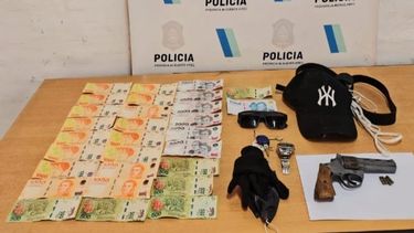Entre las prendas del delincuente se halló el dinero robado y un revólver.&nbsp;