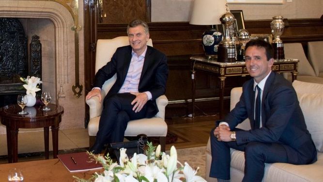 CON EL JEFE. Con esta foto junto a Macri, Neuspiller confirmó su nuevo puesto. .