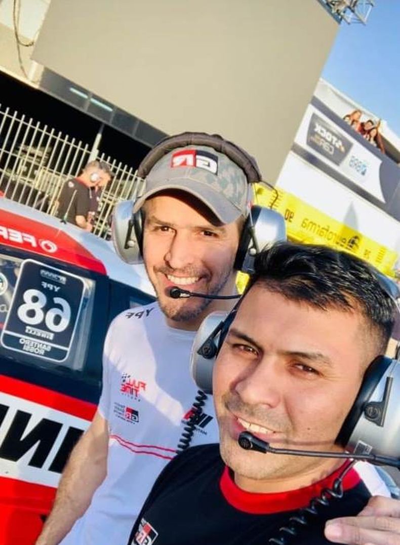 INGENIERO. Rossi, en la calle de boxes, con el equipo Toyota.