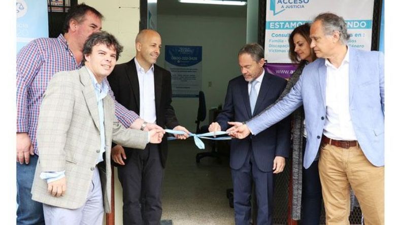 CINTAS. Ducoté, Ferrari y compañía, durante la inauguración..