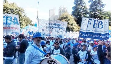 MULTITUD. Los docentes marcharon con estatales, médicos y judiciales..