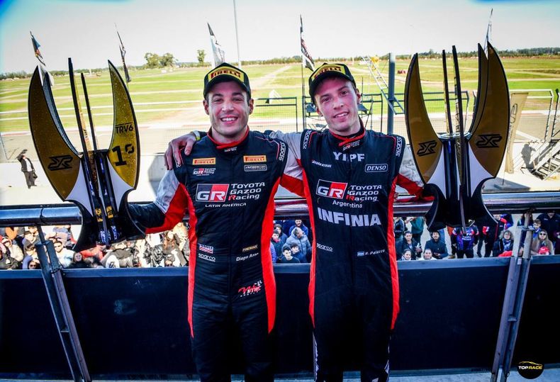 Diego Azar y Hernán Palazzo con el trofeo en San Nicolás.