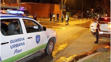 RÁPIDOS. El móvil de la Guardia Urbana llegó a tiempo para el rescate..