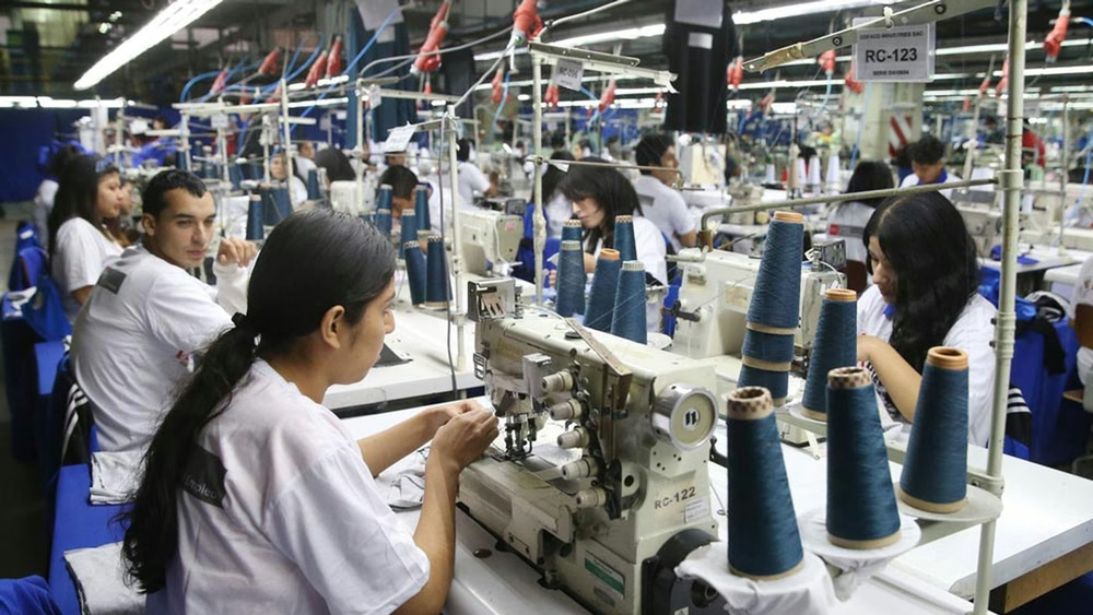 Entre 2023 y 2026 cambió el mapa del empleo argentino: retrocedieron la industria, la construcción y el sector público y crecieron los servicios.