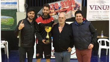 Pilar a Diario | (MV fotografia deportiva). “Al título lo disfruté muchísimo”, subrayó Tabarez, que posa con el premio MVP..