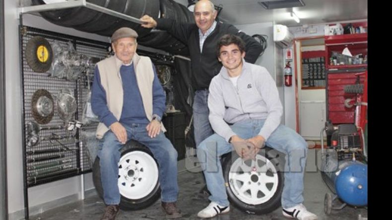 Hay equipo. Martín Vázquez posa entre su abuelo y su padre, responsables del auto con el que brilla en la pista..
