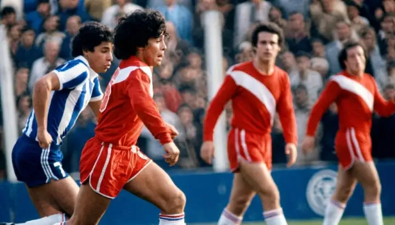 Diego en acción, ante un Talleres. (Prensa AAAJ).