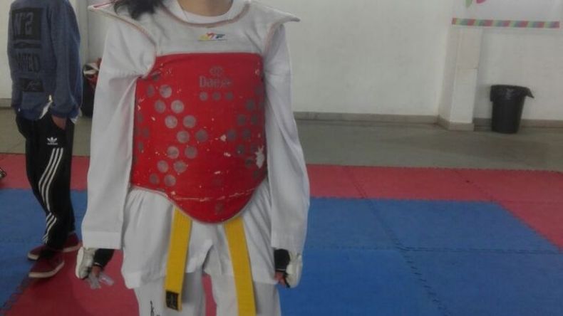 Cecilia Acosta, medalla de plata en Taekwondo (amarillo -60 kilos)..