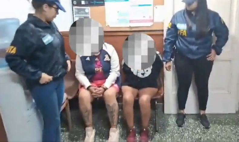 Las dos mujeres detenidas en La Lomita por venta de drogas.