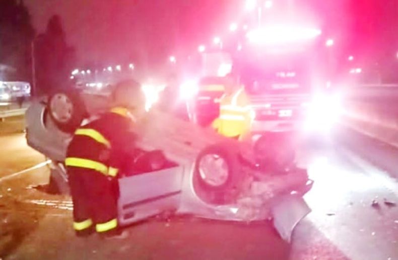 El conductor que volcó en la autopista Pilar-Pergamino tiene 56 años y fue llevado al Hospital Central de Pilar.