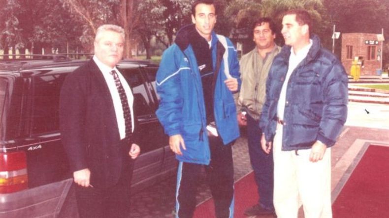 CUSTODIADO. Ginóbili, en la puerta del Sheraton, donde pasaron un par de noches..