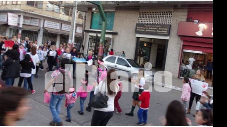 La gente marchó alrededor de la plaza..