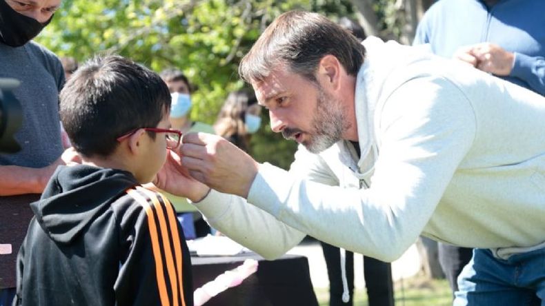 A VER. Laurent participó de una entrega de anteojos a chicos en Villa Rosa..