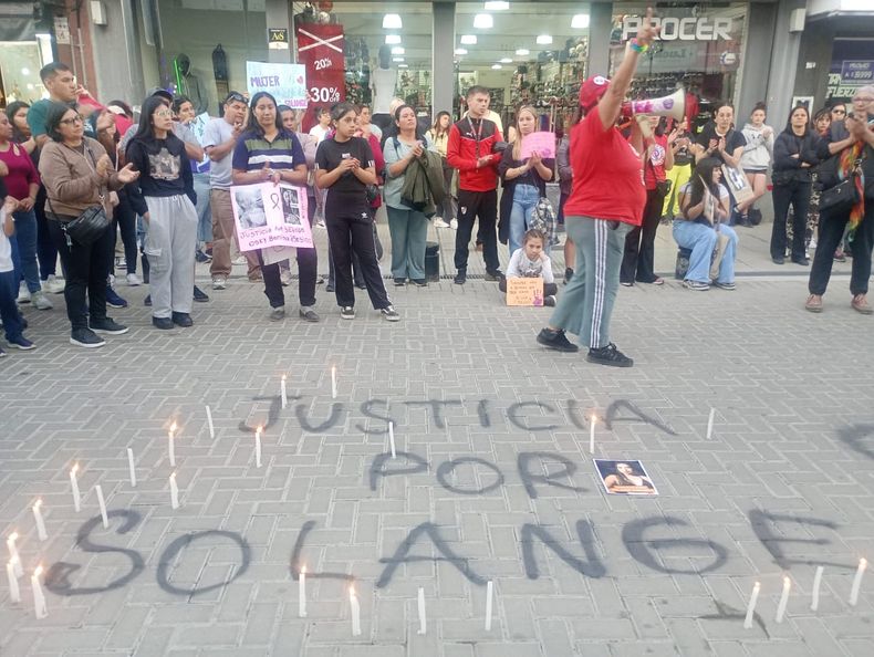 La marcha por el femicidio de Solange Sanabria en el centro de Pilar.