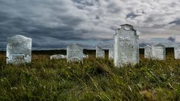 Islandia inauguró el primer cementerio de glaciares y Argentina tiene una lápida