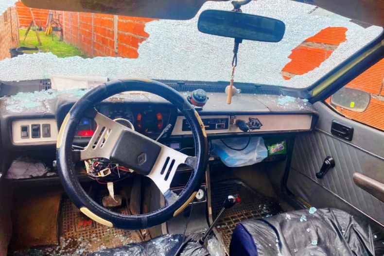 DAÑOS. Así quedó el Renault 12, tras los destrozos provocados por la mujer.&nbsp;