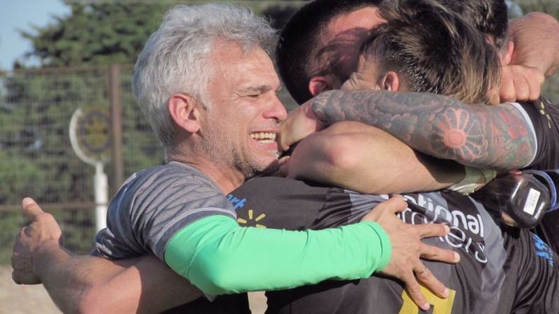 DESAHOGO. El DT Marcelo Raya festeja con sus jugadores la primera victoria del Clausura. Foto: Nayla Álvarez. .