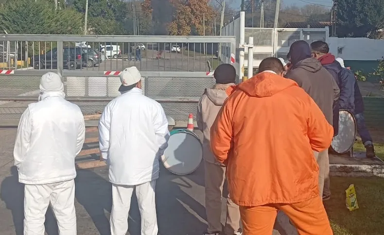 PRINCIPIO DE ACUERDO. La empresa aún debe salarios de abril a los trabajadores.