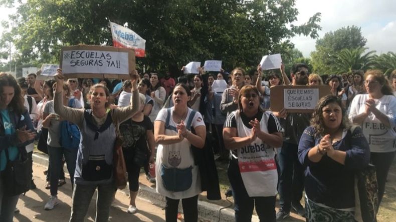 RECLAMO. Los docentes exigen escuelas seguras e insisten con el carpetazo..