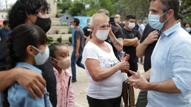Achával dialogó con vecinos en la muestra realizada en la plaza de Pilar..
