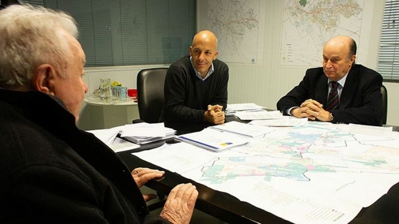 CON MAPA. Ducoté y autoridades de AySA, durante el encuentro del miércoles..