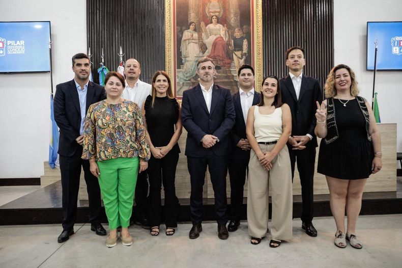 Los ocho nuevos concejales de Fuerza Patria junto al intendente Federico Achával.