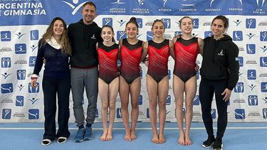 EQUIPO. Echeveste y sus gimnastas que compitieron en el Sudamericano de Ecuador..
