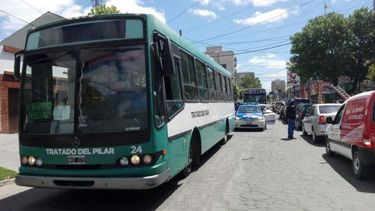 Colectivo chocó a tres autos estacionados