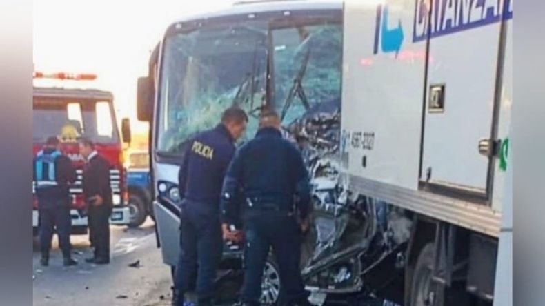 El conductor de la Chevrolet Spin que quedó comprimida entre el micro y el camión, perdió la vida ayer. Foto @juancaimpacto.