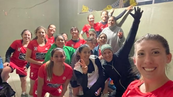 FELICIDAD. Las chicas de Atlético Pilar festejan en el vestuario el triunfo ante Ferro.