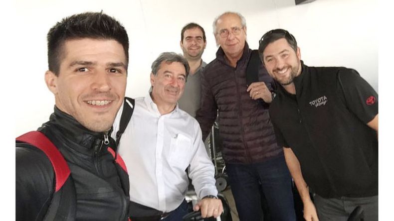 Rossi, con sus anfitriones en EE.UU...