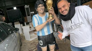 Charly Obholz junto a la escultura de Diego Maradona que fue emplazada en el Club Municipal Lagomarsino.&nbsp; 