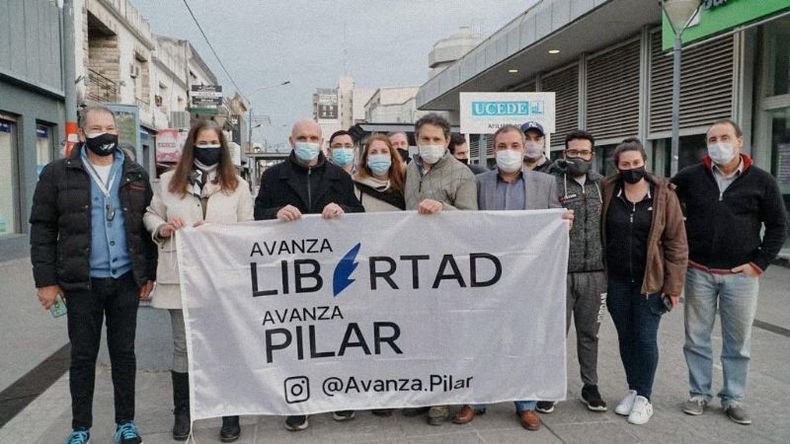 RECORRIDA. Espert se reunió con los suyos en el centro y dialogó con vecinos .