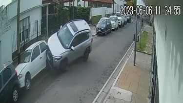 CASI VUELCA. El momento del choque en el centro de Pilar.