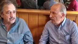 CHARLAS. Alfonsín junto al exconcejal radical Oscar Salom, del EPA. .