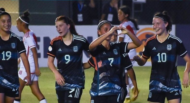 FESTEJO. Annika Paz (9) dio la asistencia a Morena Lomba (7) en la apertura del marcador argentino.