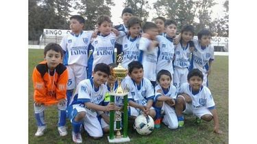 CAMPEONES. Los chicos de la 2008/09 de El Progreso superaron 1-0 a Agustoni..