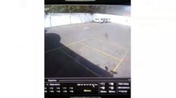 ¿Un fantasma en un banco de Pilar? Mirá el video