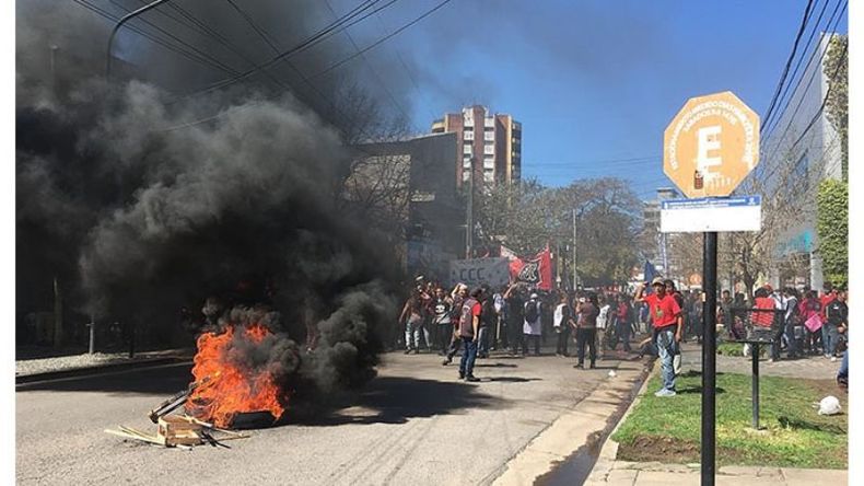 FUEGO. Con quema de gomas, los manifestantes cortaron el tránsito..