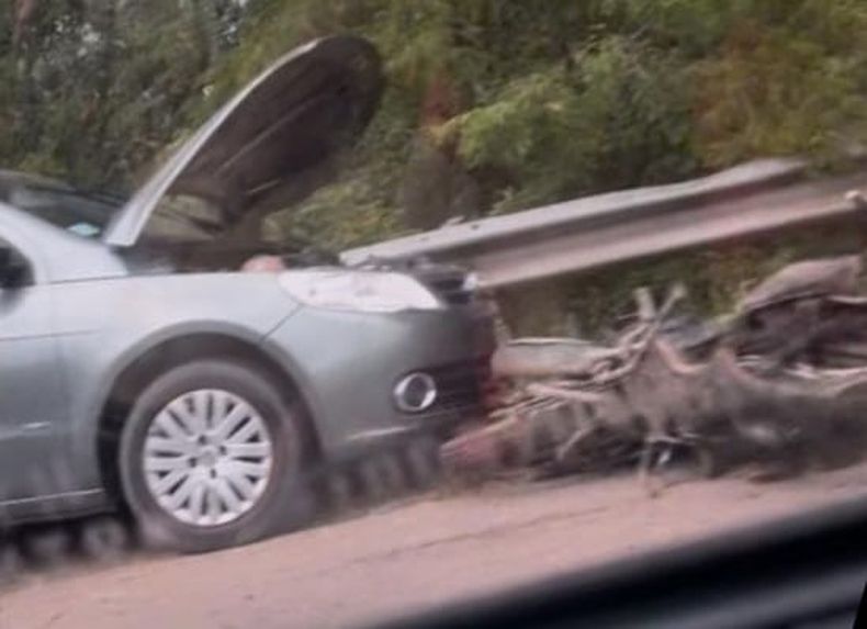 DE FRENTE. Así quedaron el VW Gol y la moto involucrados en el accidente.