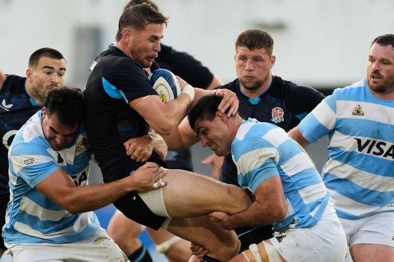 Pablo Matera en acción, con un tacke de su sello ante Inglaterra.