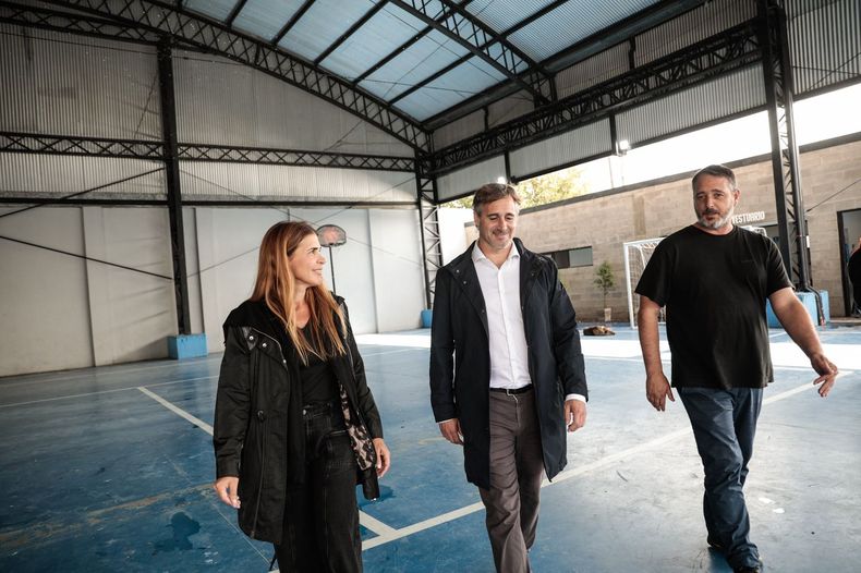 Federico Achával junto a Soledad Peralta y a Santiago Laurent, en la recorrida por el Centro Comunitario Papa Francisco.&nbsp;