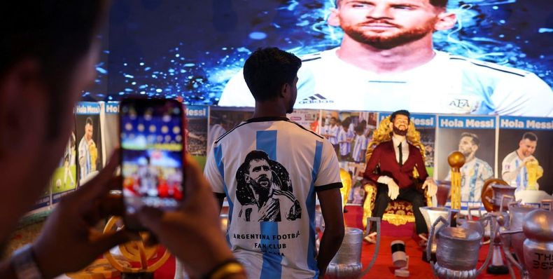 Los fans viven con euforia la llegada de Messi en un museo dedicado en su honor. (REUTERS).