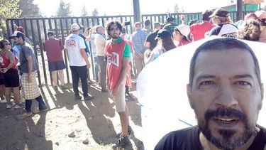 El escritor Fabián Domínguez integra la delegación de pilarenses, militantes de diferentes espacios, que marchan en defensa del acceso libre a Lago Escondido. Foto Fabián Domínguez..