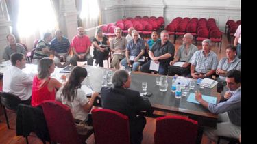 Reunión entre gremios y provincia realizado ayer en La Plata. El tercero de derecha a izquierda, el representante de Suteba Pilar, Hugo Cánepa..