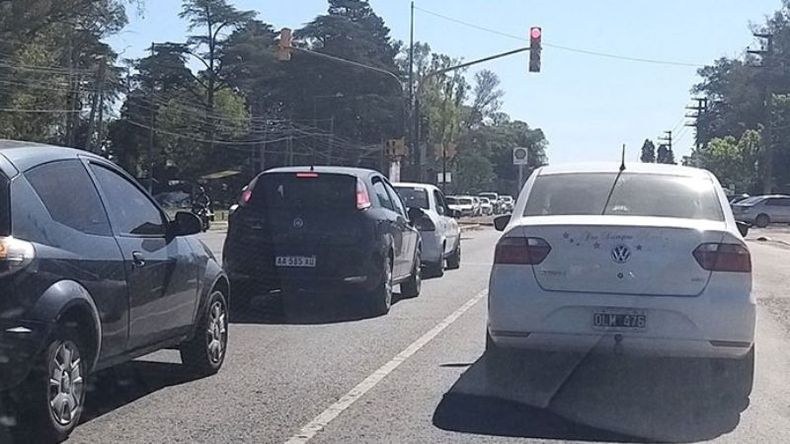 Semáforo Ruta 8, salida Atlético. Muy mal coordinado. Se deja rojo para salida de calle que no existe. Los autos están pasando en rojo últimamente! En cualquier momento accidente. Maria Eugenia / @UgEnia10..