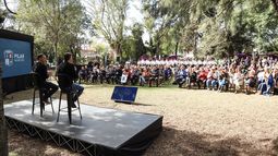 FOTO. CON VECINOS. Achával presentó el nuevo espacio público con un acto en la localidad. &nbsp;
