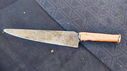 El cuchillo utilizado por el atacante para agredir a su pareja. El cuchillo utilizado por el atacante para agredir a su pareja.